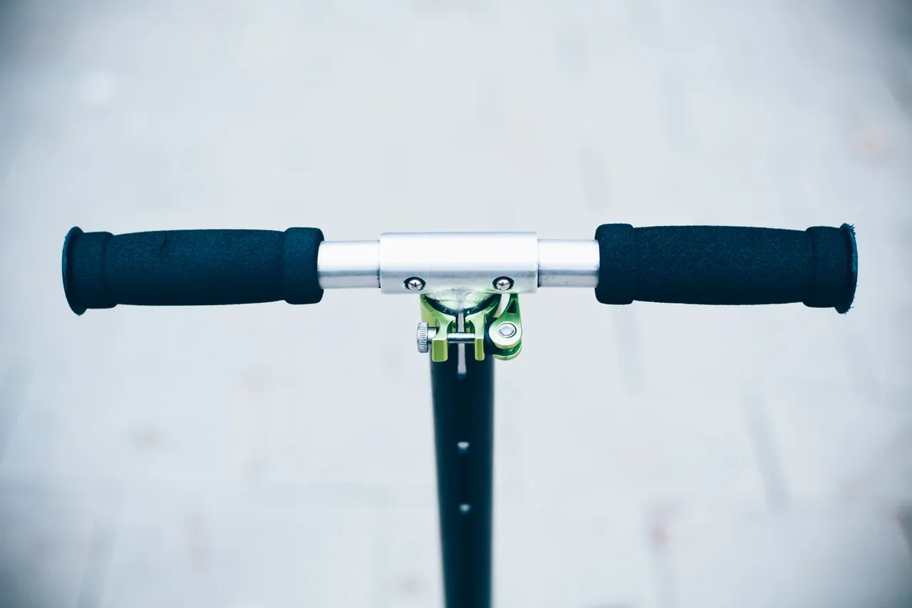 Close up handlebar scooter